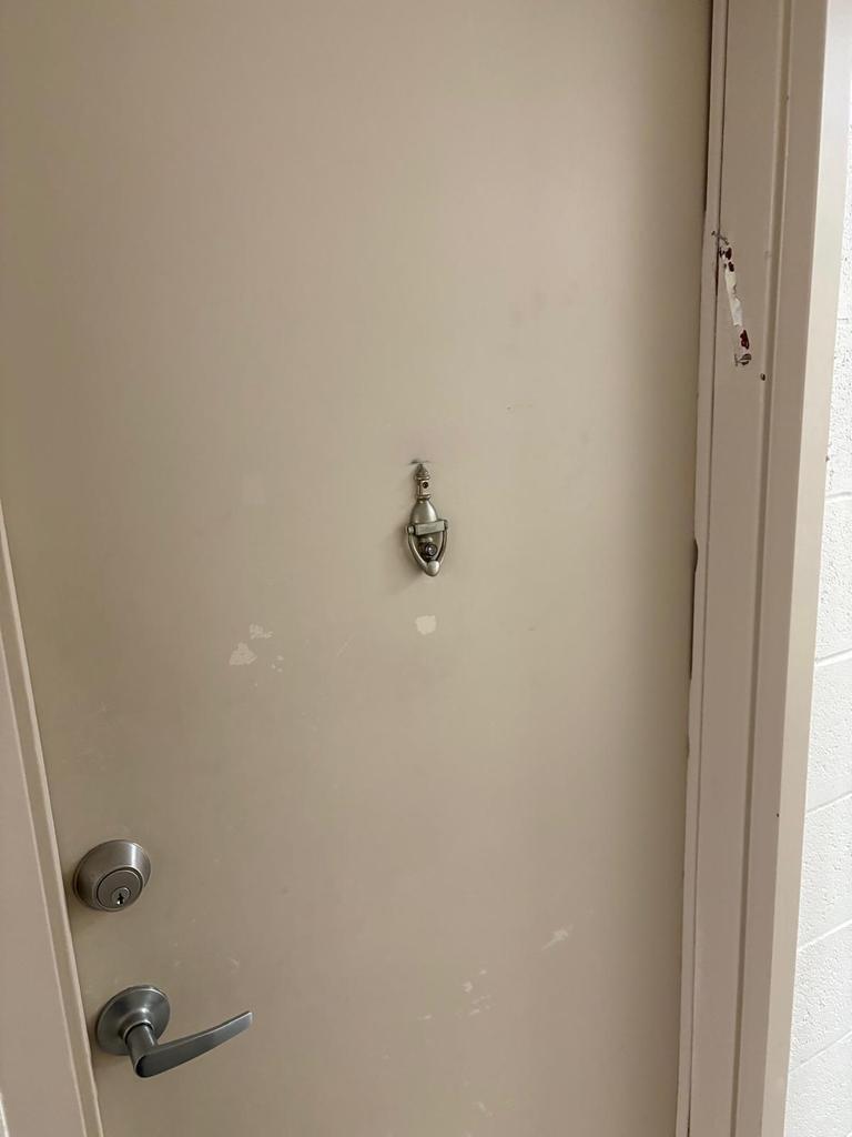 אחת הדירות שמהן נגנבה המזוזה