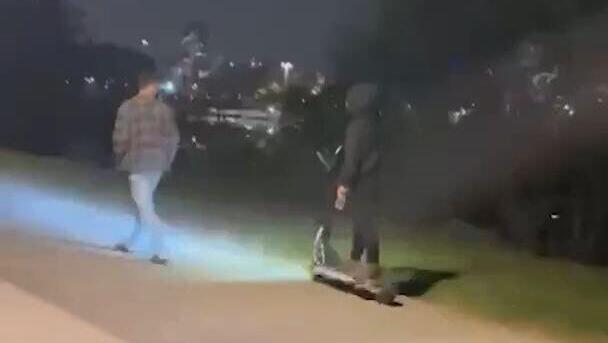 צפו בתיעוד: בן 13 תוקף עוברי אורח בתל אביב