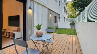 דירת גן לרווק בתל אביב, תוך מחקר על תוכנית גדס. עיצוב: מיכל אבימור