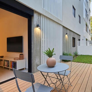 דירת גן לרווק בתל אביב, תוך מחקר על תוכנית גדס. עיצוב: מיכל אבימור