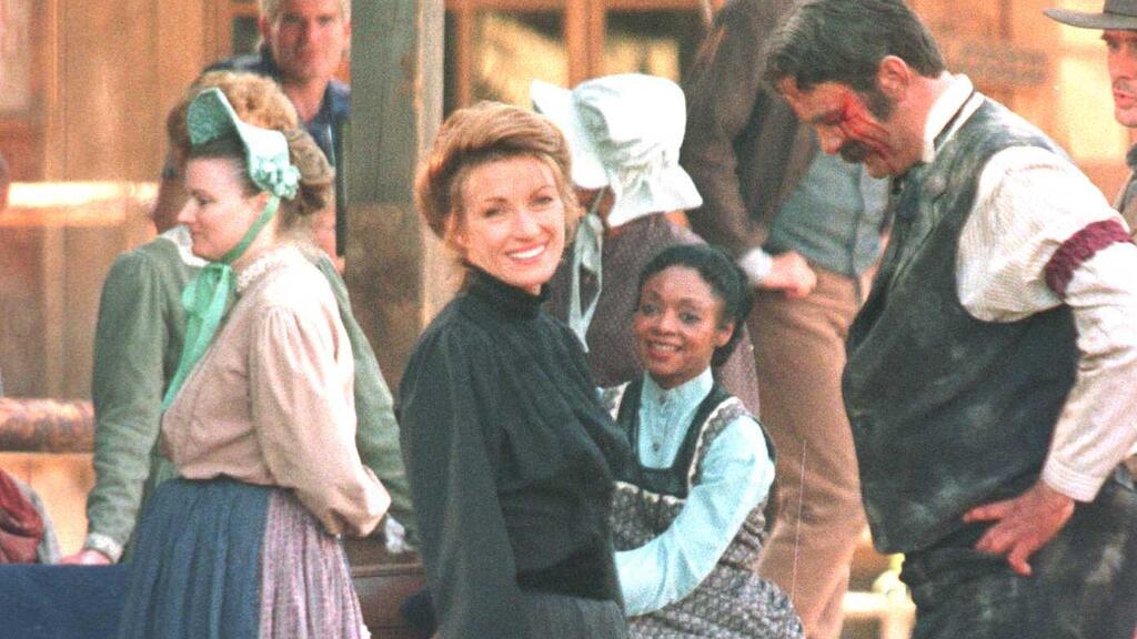 ג'יין סימור על הסט של ד"ר קווין רופאה במערב (גטי אימג'ס) ג'יין סימור על הסט של ד"ר קווין רופאה במערב