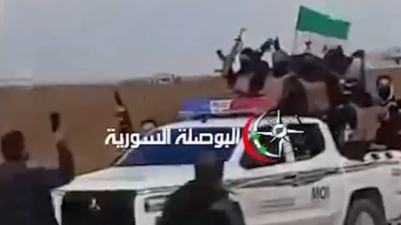 כוחות של המשטר הסורי, עוברים ליד מחסום צה"ל בלי לעשות דבר