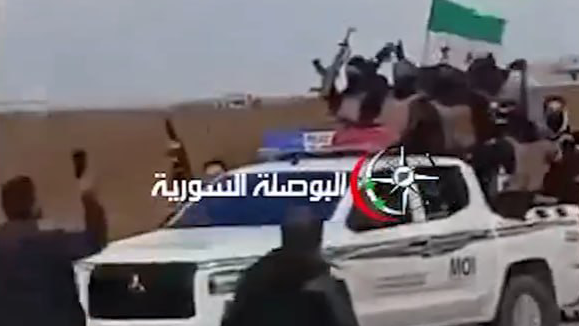 כוחות של המשטר הסורי, עוברים ליד מחסום צה"ל בלי לעשות דבר