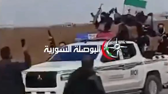 כוחות של המשטר הסורי, עוברים ליד מחסום צה"ל בלי לעשות דבר