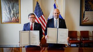 אמיר אוחנה וייק ג'ונסון חותמים על מכתב המלצה להענקת פרס נובל לטראמפ