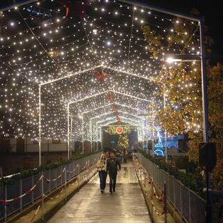 הכניסה לשוק חג המולד בקאלופאנאיוטיס