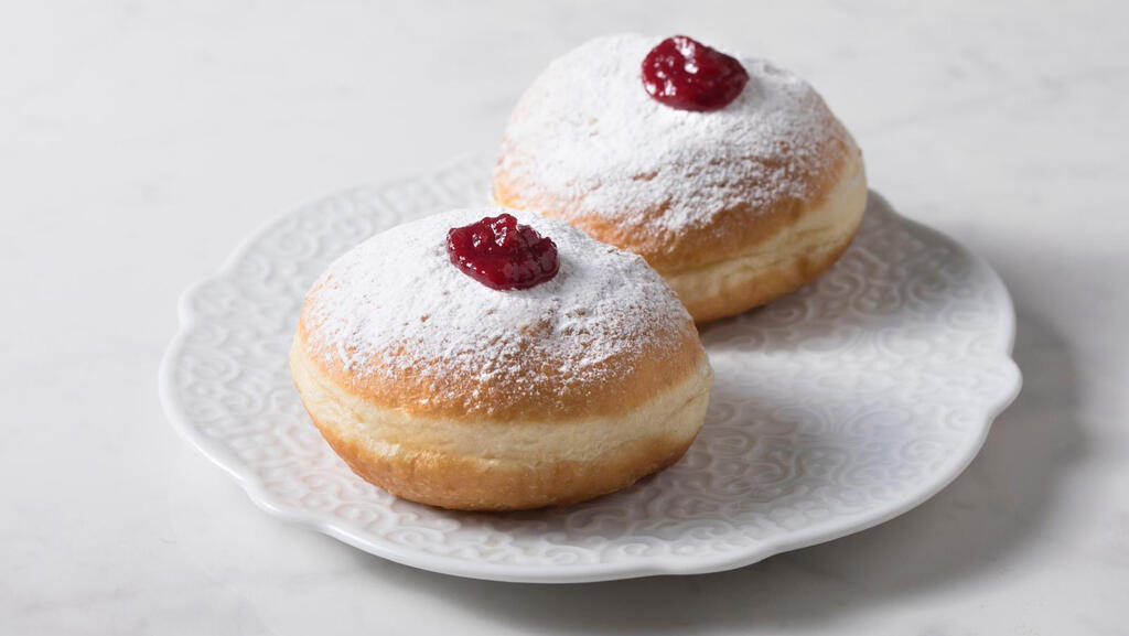 Miki Shemo’s classic sufganiyah (Photo: Daniel Lila) סופגנייה קלאסית של מיקי שמו