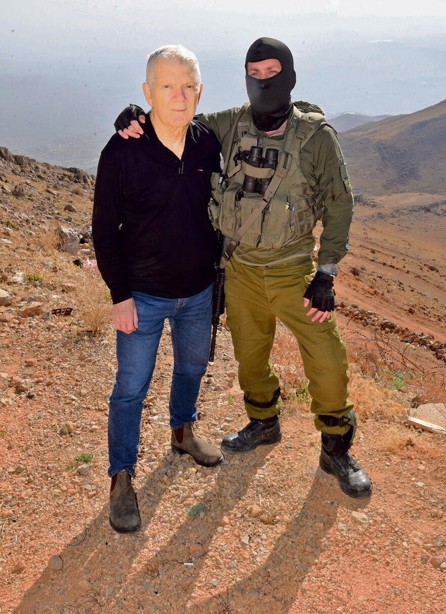 Ehud with his son Y. (Photo: Avihu Shapira) הולך בדרך שאביו סלל. י' ואהוד בפסגת החרמון | צילום: אביהו שפירא