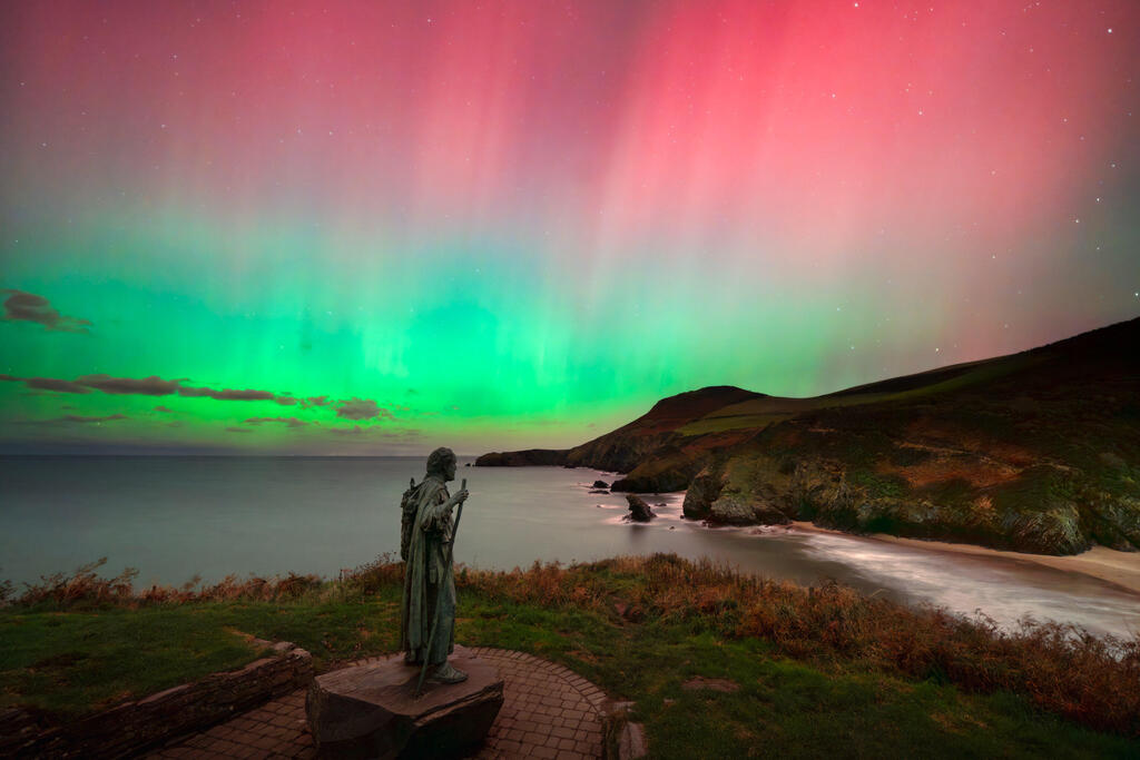 Llangrannog Aurora – Llangrannog, Ceredigion Coast, Wales (Mathew Browne / The 2025 Northern Lights photographer of the year) צילומי הזוהר הצפוני היפים בעולם