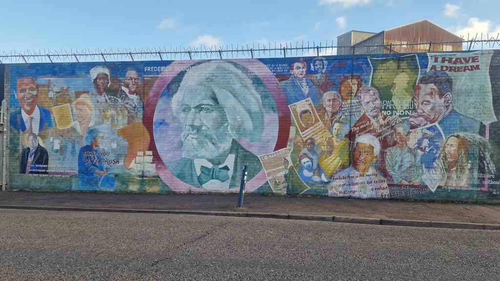 Graffiti wall in Belfast (photo: Ayelet Mamo Shai) קיר בבלפסט