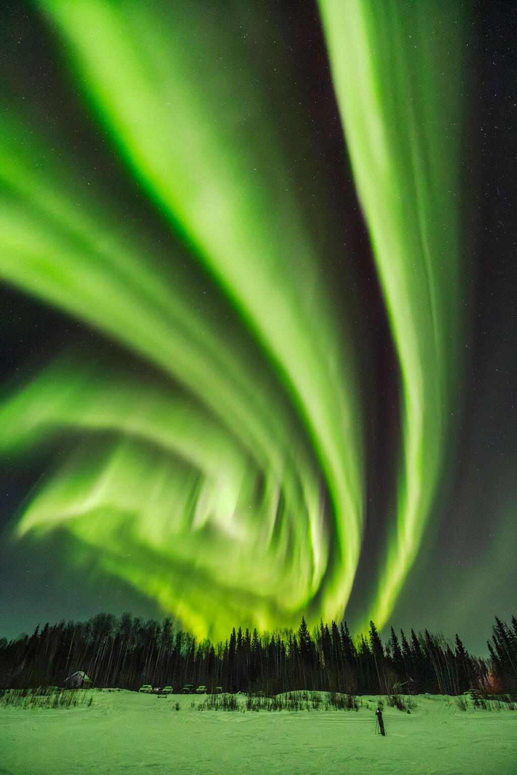 Auroral Cinnamon Roll – Fairbanks, Alaska (Marc Rassel / The 2025 Northern Lights photographer of the year) צילומי הזוהר הצפוני היפים בעולם