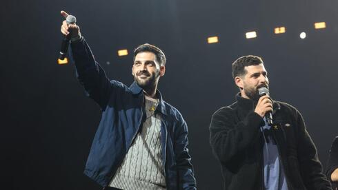 גלי וזיוי ברמן על הבמה בפסטיגל