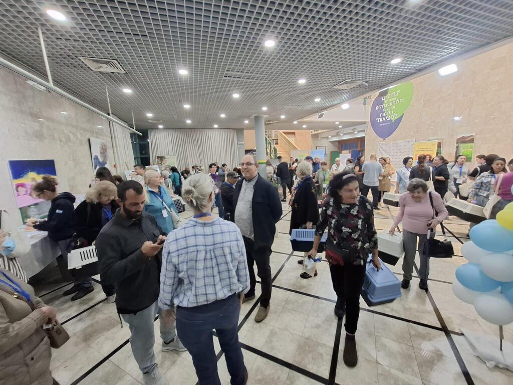 На встрече любителей кошек и представителей мэрии (Фото: пресс-служба мэрии Ашкелона) На встрече любителей кошек и представителей мэрии