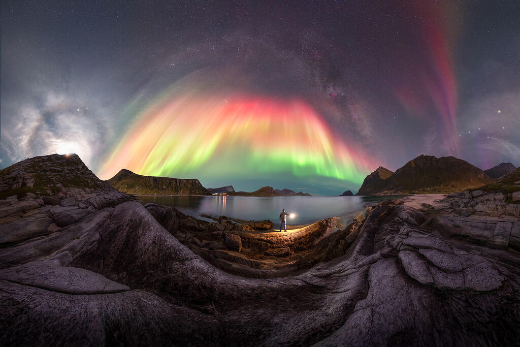 Essence of the Arctic Night – Haukland Beach, Lofoten Islands (Giulio Cobianchi / The 2025 Northern Lights photographer of the year) צילומי הזוהר הצפוני היפים בעולם