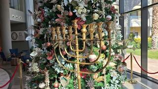 Праздничная обстановка в лобби отеля "Магдала" 