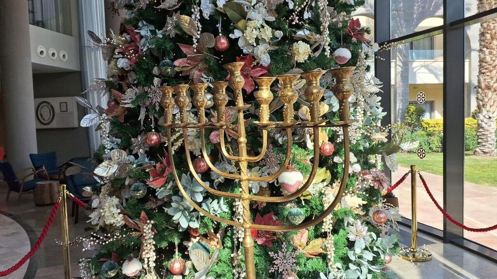 Праздничная обстановка в лобби отеля "Магдала" (Фото: Анастасия Тадсон) Праздничная обстановка в лобби отеля "Магдала"