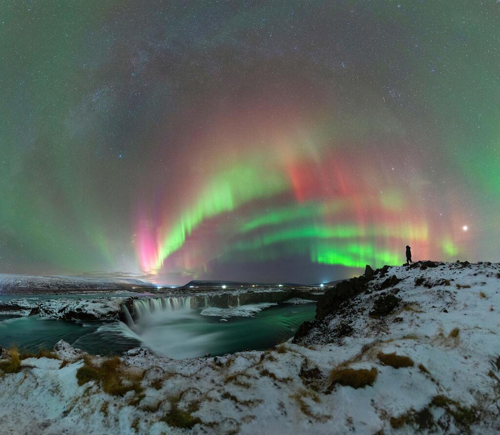 Aurora Bouquet Above Goðafoss – Goðafoss, Iceland (Martin Giraud / The 2025 Northern Lights photographer of the year) צילומי הזוהר הצפוני היפים בעולם