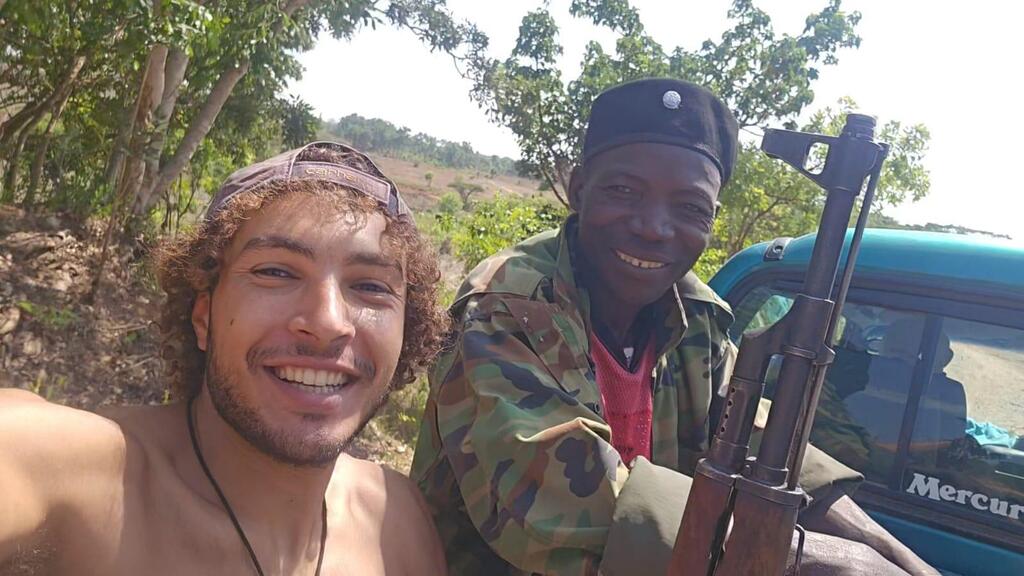 With a gold miner in Angola (Photo: Or Ozeri) עם אחד מכורי הזהב באנגולה