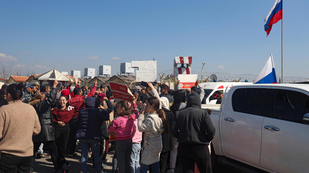 Members of the Alawite minority gather outside the Russian air base in Hmeimim, near Latakia in Syria's coastal region (Photo: AP) Syria Alawite women