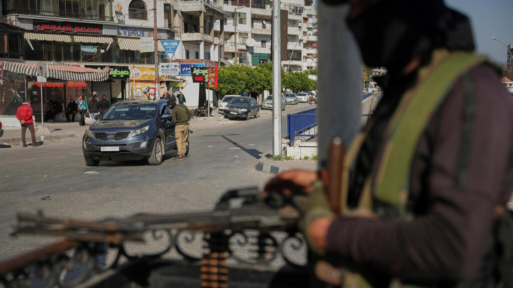 Syrian security forces inspect vehicles at a checkpoint (Photo: AP) Syria Alawite women
