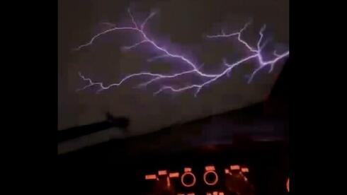 ברקים בשמיים מתא הטייס 