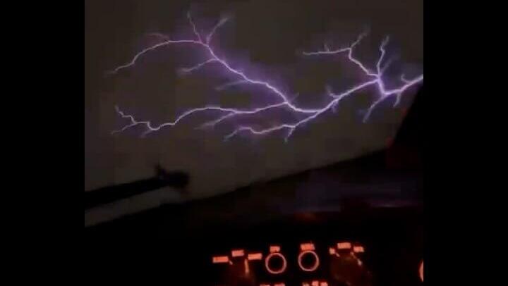 ברקים בשמיים מתא הטייס