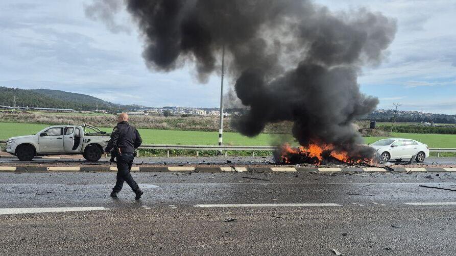 Взрыв на шоссе (Фото публикуется в соответствии с п. 27 Закона об авторских правах) רכב נשרף בצומת נהלל