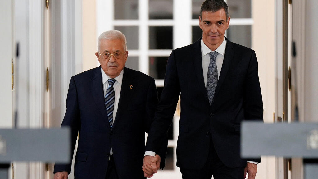 Photo: Ana Beltran/ Reuters אבו מאזן ופדרו סנצ'ס