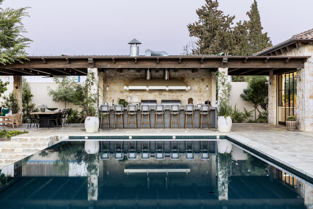 Equipped outdoor kitchen (Photo: Itay Benit) אדריכלות ועיצוב: שרה ונירית פרנקל