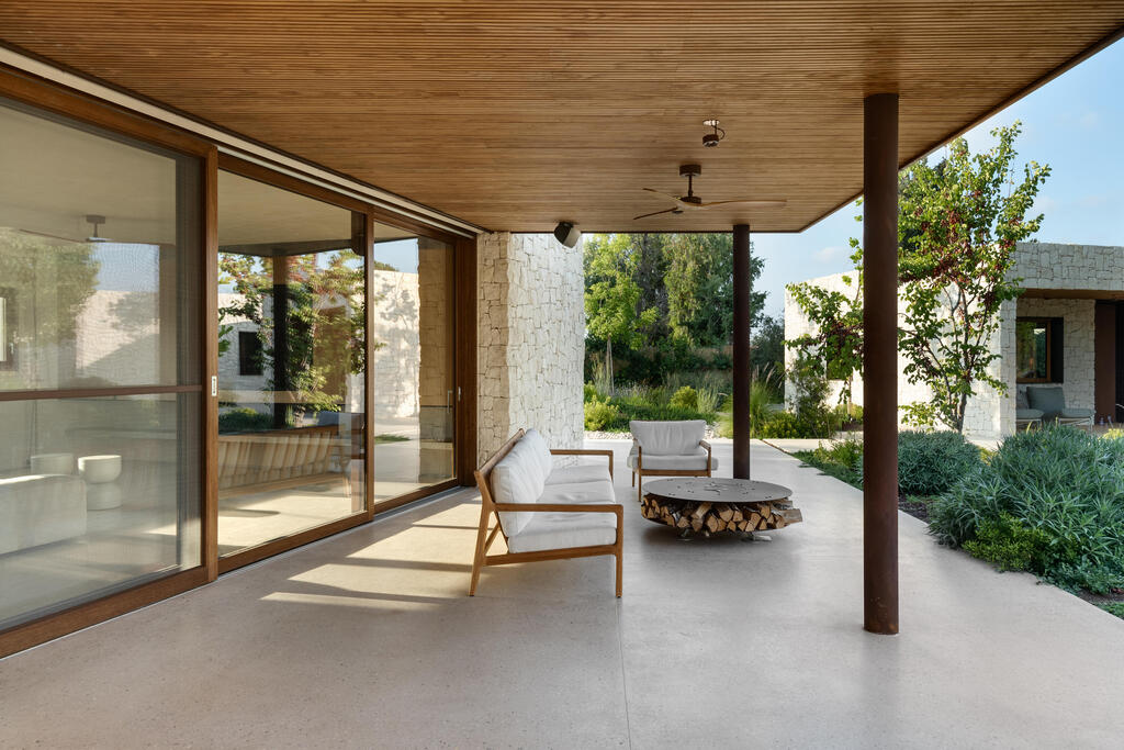 Windows instead of walls; also a space for a fire pit (Photo: Oded Smadar) אדריכלות: הדס פאר ודניאלה צ'צ'יק, סטודיו 2ARC, חלונות מרווין