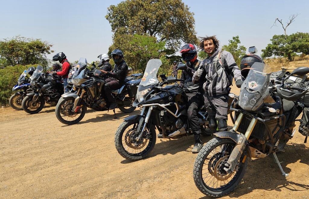 With some bikers he met (Photo: Or Ozeri) קבוצת רוכבים שאימצו את עוזרי