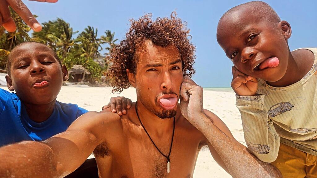 With friends he met in Zanzibar (Photo: Or Ozeri) עם חברים מקומיים בזנזיבר