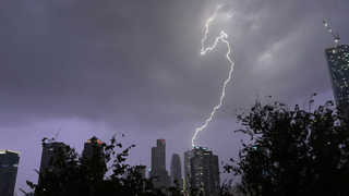 ברקים מעל תל אביב בסערה "ביירון"