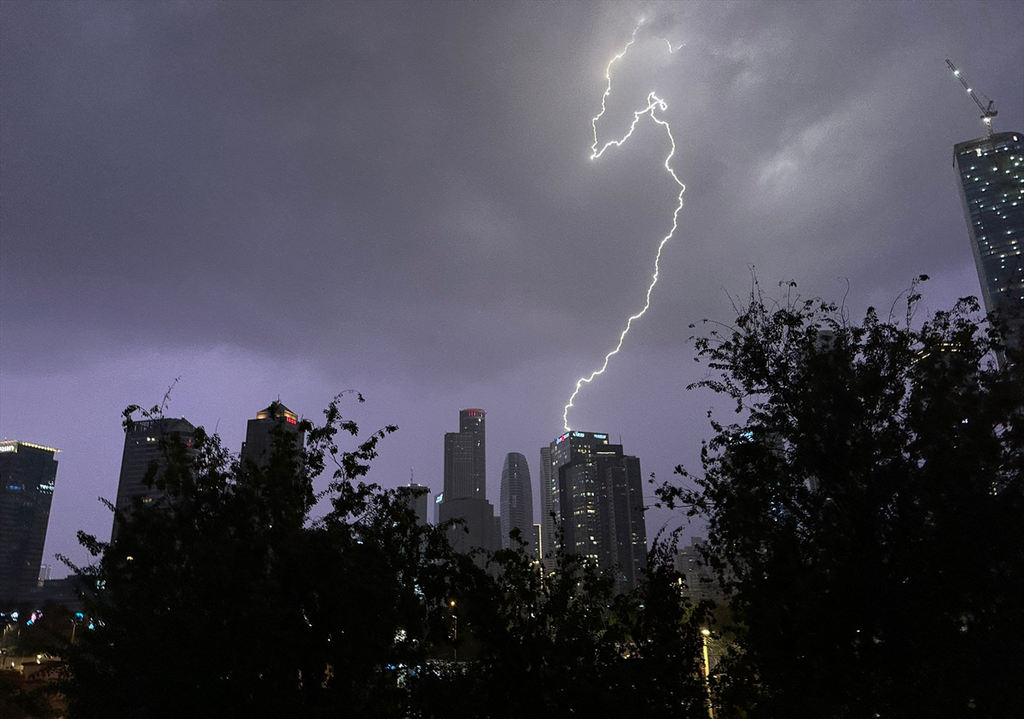 ברקים מעל תל אביב בסערה "ביירון"