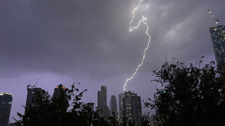 ברקים מעל תל אביב בסערה "ביירון"