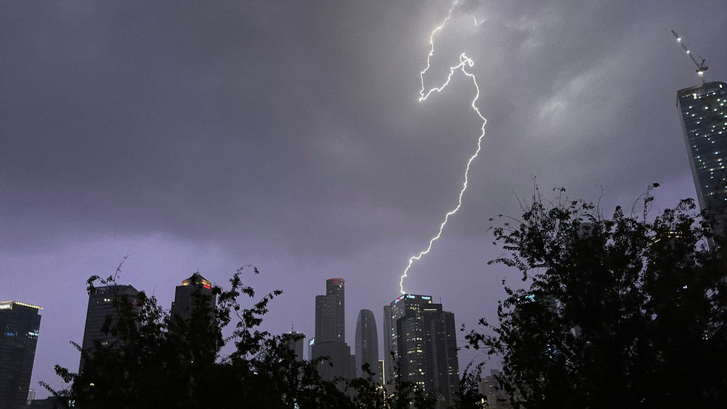 Тель-Авив (Фото: Гай Хакоэн) ברקים מעל תל אביב בסערה "ביירון"