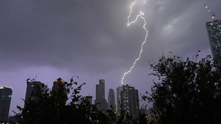 ברקים מעל תל אביב בסערה "ביירון"