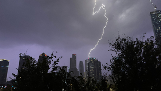 ברקים מעל תל אביב בסערה "ביירון"