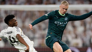 שחקן מנצ'סטר סיטי ארלינג הולאנד מול שחקן ריאל מדריד אורליאן צ'ואמני