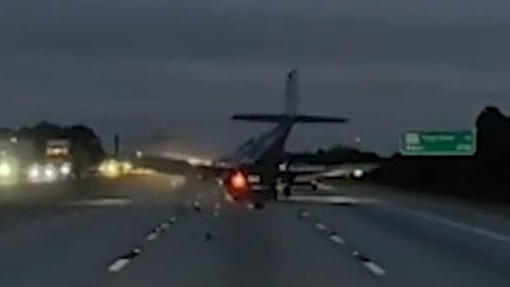 מטוס נוחת נחיתת חירום על רכב בכביש מהיר בפלורידה