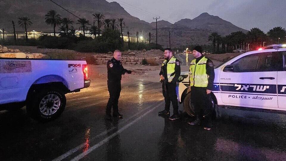 Police forces along Highway 90 (Photo: Israel Police) גשר צאלים וכביש 90 באיזור מלונות ים המלח