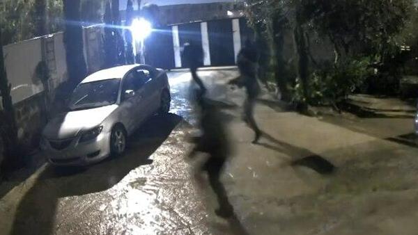 קופצים מעל הגדר, פורצים לבית ויורים | תיעוד