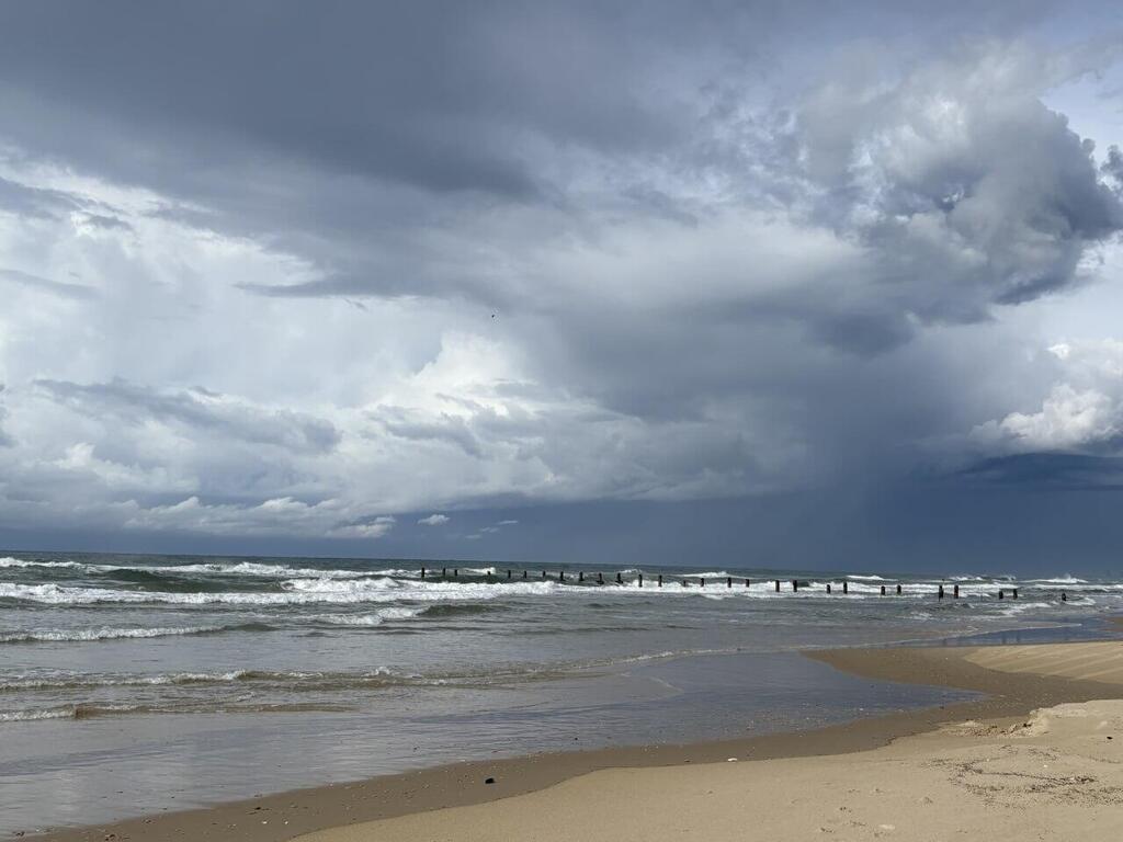 עננים כבדים בחוף בית ינאי
