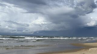 עננים כבדים בחוף בית ינאי