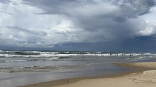 עננים כבדים בחוף בית ינאי