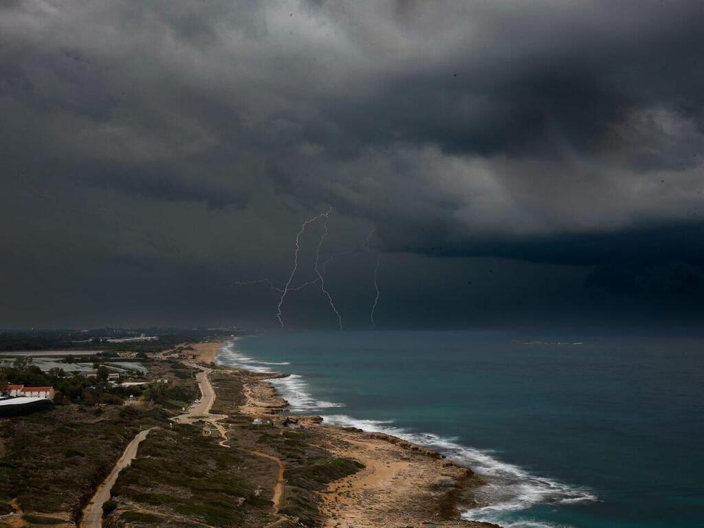 Lightning off Rosh Hanikra (Photo: Amir Yarchi) ברקים בראש הנקרה