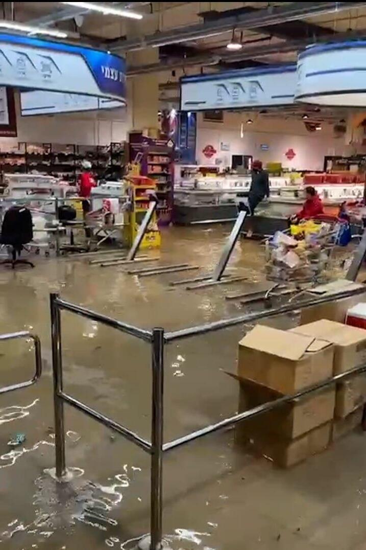 Затопленный супермаркет "Рами Леви" в Явне (Публикуется в соответствии с п. 27 алеф Закона об авторских правах) הצפה בסניף רמי לוי ביבנה