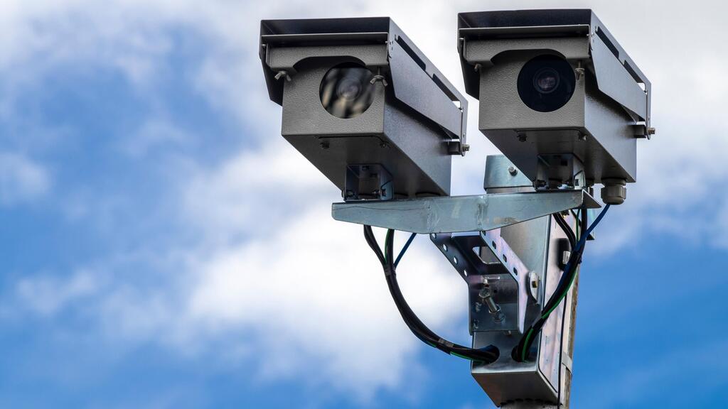 Камеры, фиксирующие скорость движения (Фото: Alf Ribeiro/shutterstock) מצלמות מהירת