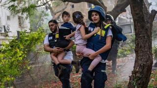 צוותי מד"א מפנים ילדים במהלך מבצע "עם כלביא"