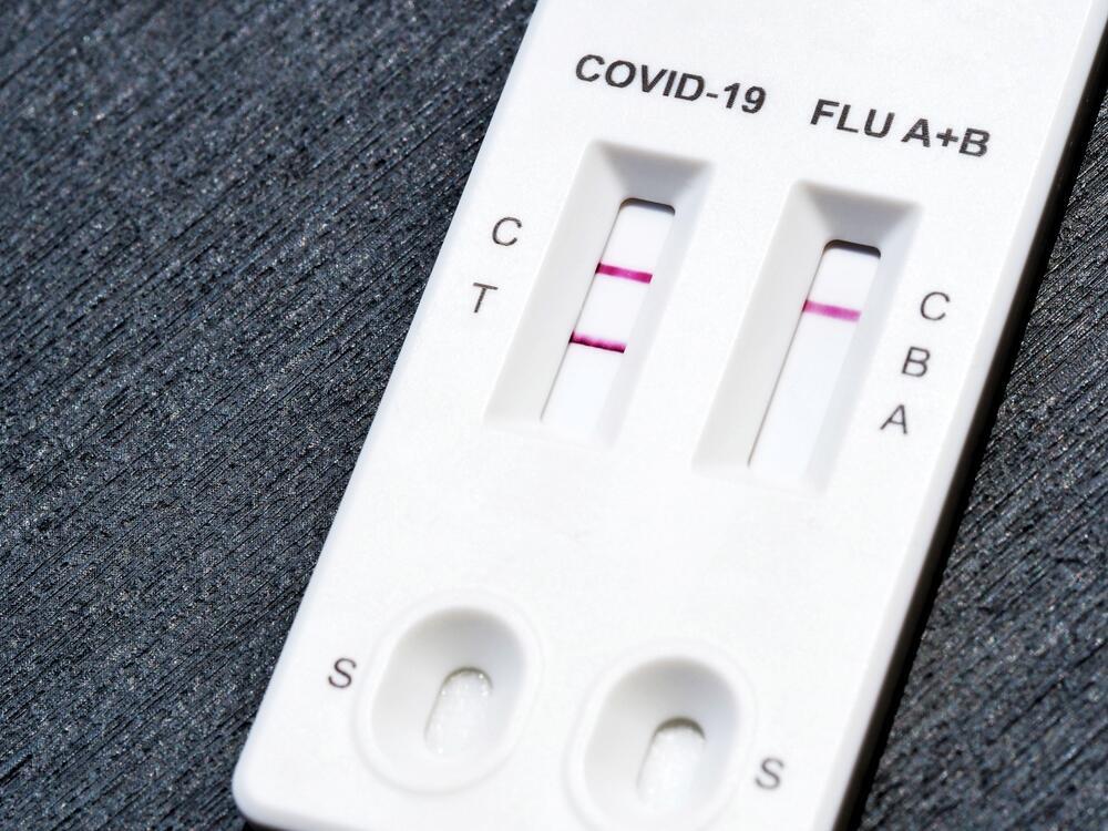 COVID-19 and flu test kit (Photo: Shutterstock) בדיקה כפולה לזיהוי קורונה ושפעת
